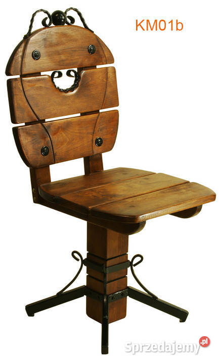 Drewniane krzesła, metaloplastyka