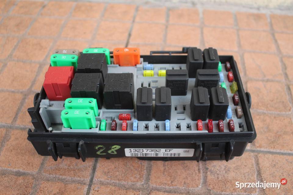 SKRZYNKA BEZPIECZNIKÓW OPEL CORSA D 10 13217392