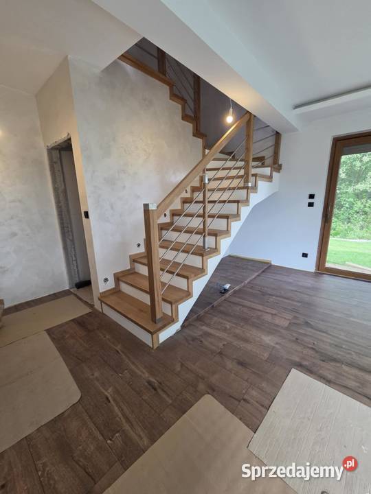 Schody drewniane na beton samonośne dywanowe z Schody wewnętrzne