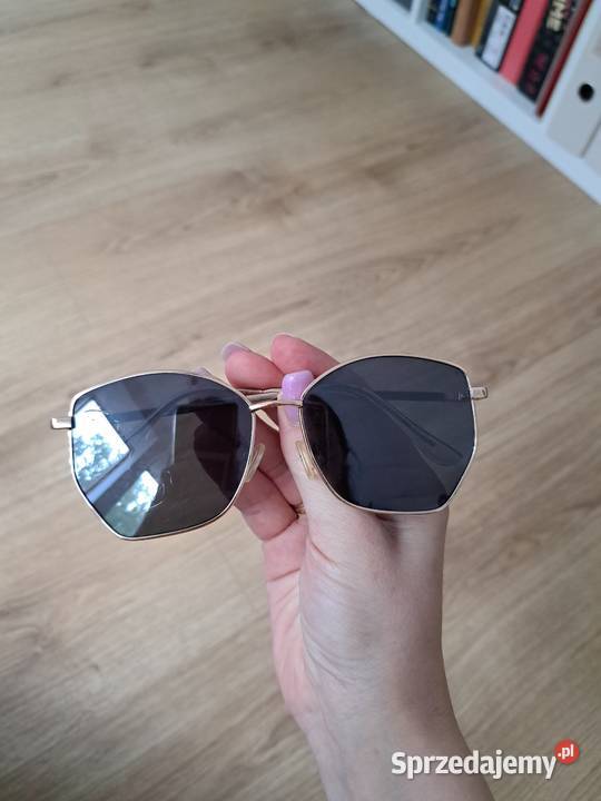 Złote okulary przeciwsłoneczne o geometrycznym