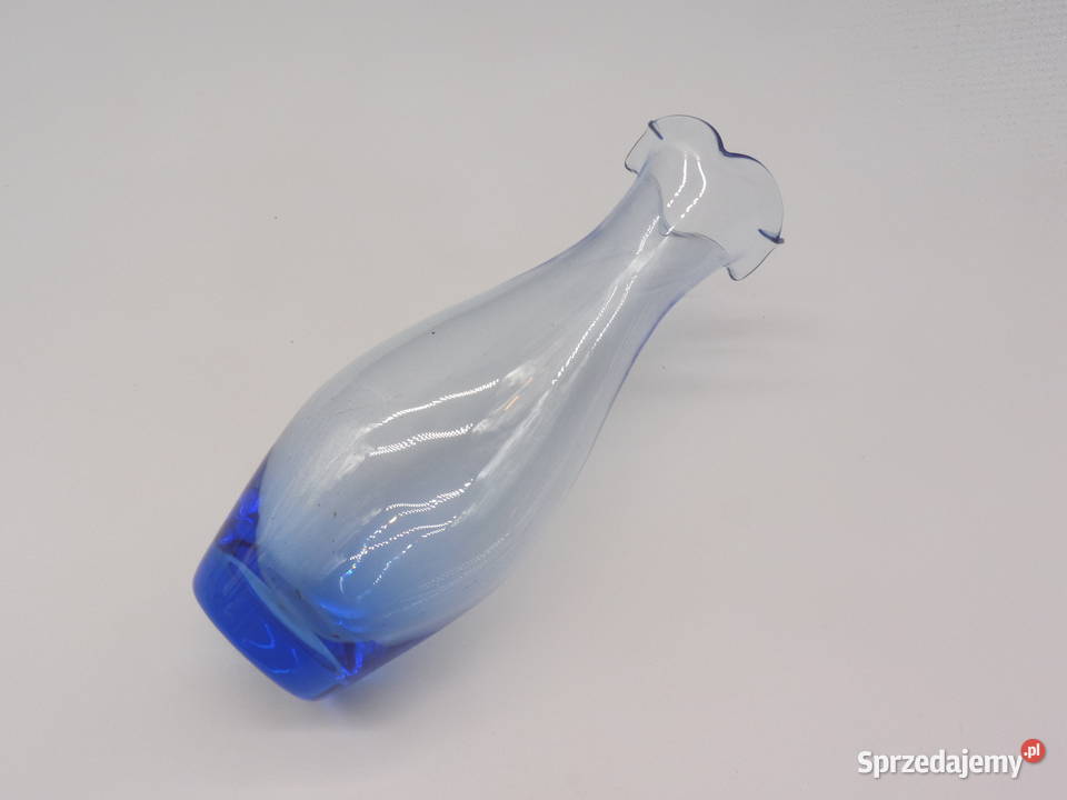 Ręcznie formowany niebieski szklany wazon wielkopolskie Raszków
