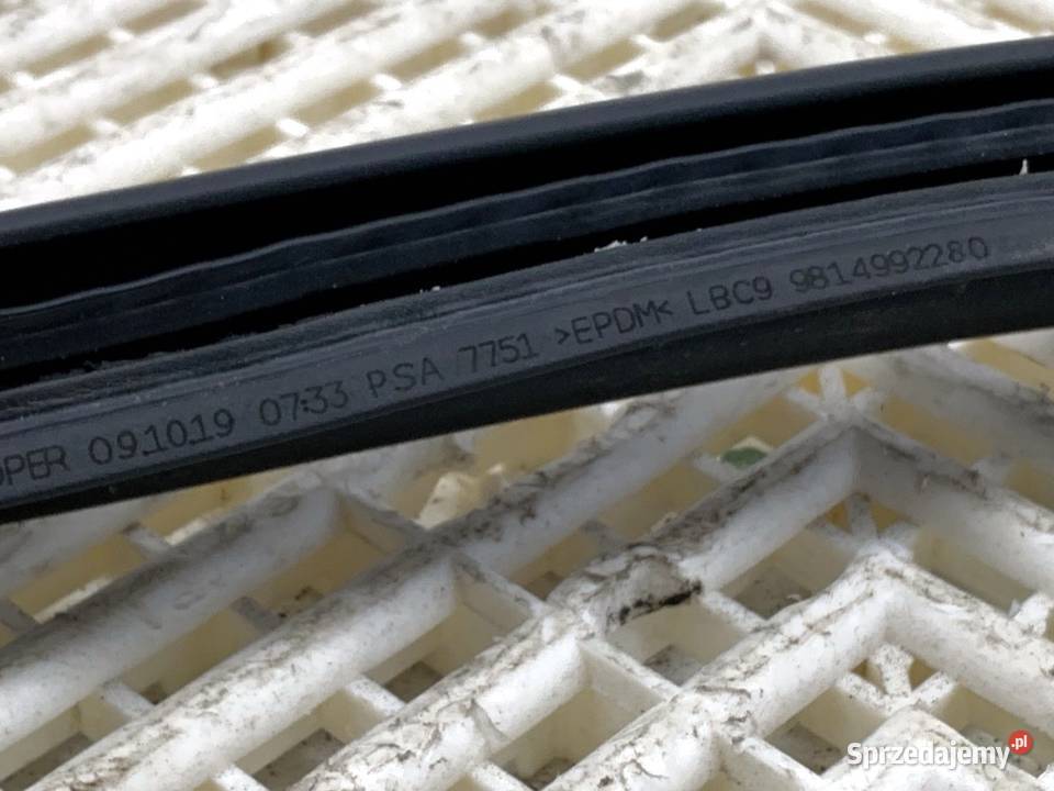 USZCZELKA KLAPY BAGAŻNIKA OPEL GRANDLAND SUV osobowe sprzedam