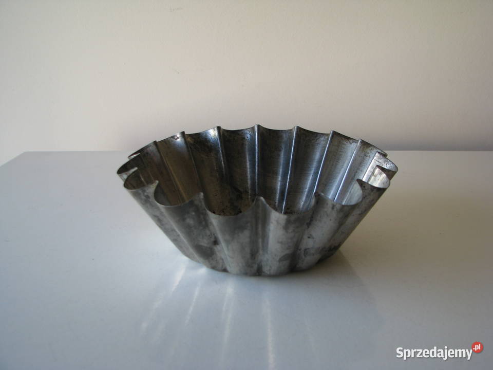 Mała zgrabna forma metalowa na babkę PRL małopolskie Brzegi