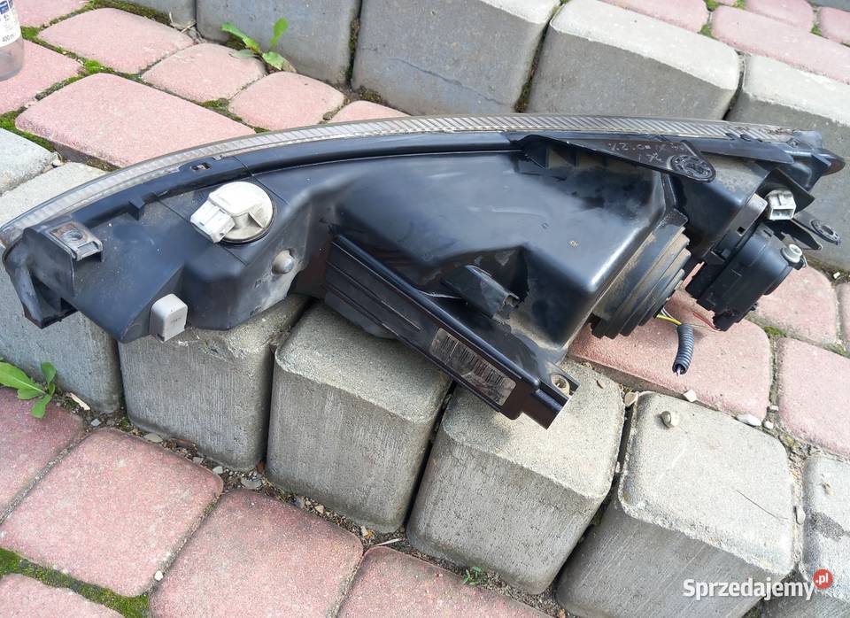Peugot 206 lampa przednia prawa Valeo Europejska