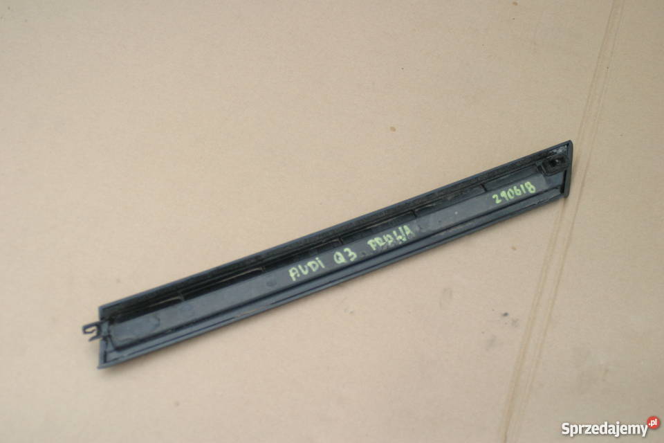 AUDI Q3 NAKŁADKA LISTWA PIONOWA PRAWA BAGAŻNIKA Bieleń