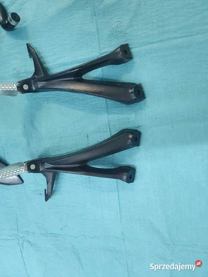 Suzuki GSXS 1000 S F 23R set podnóżek kierowcy