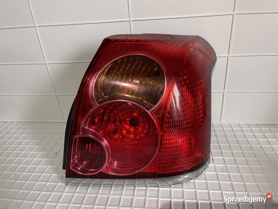 TOYOTA AVENSIS T25 PRAWA LAMPA TYŁ HB Oświetlenie Ostroróg sprzedam