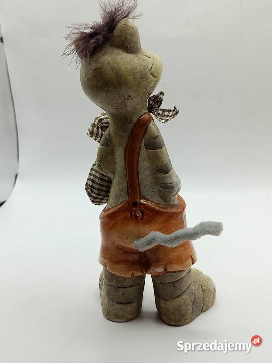 Figurka ceramika uśmiechnięty kotek podróżnik