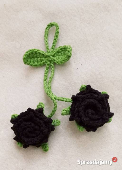 Czarne różyczki wykonane na szydełku brelok do łódzkie