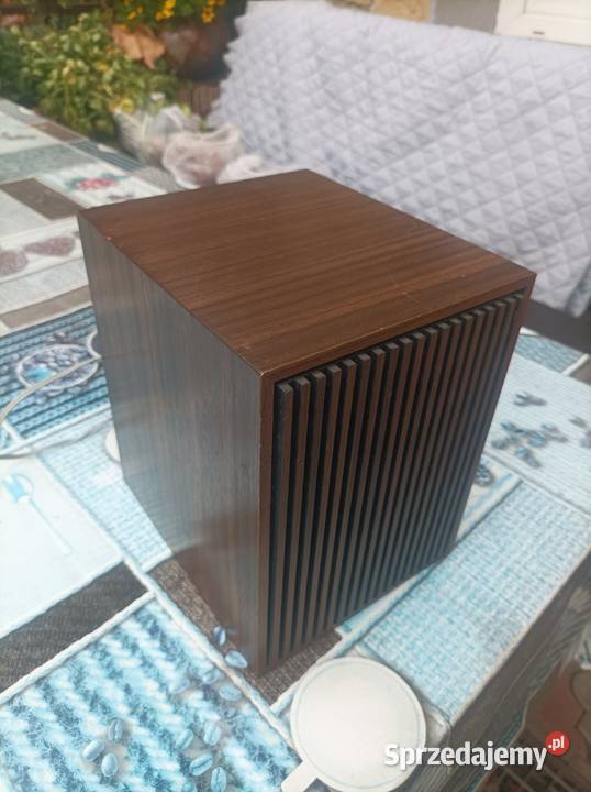 Stara kolumna z głośnikiem szerokopasmowym