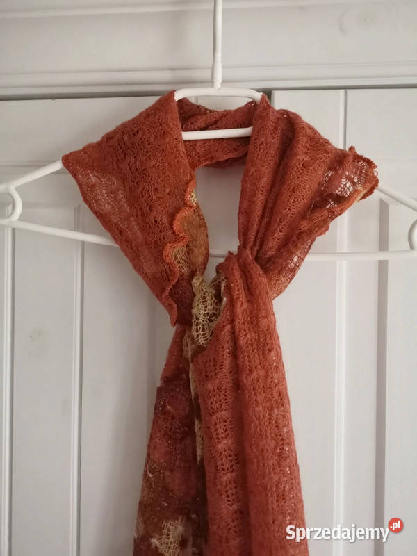 Szalik z kwiatkami i pom pomnikamiVINTEDOLX