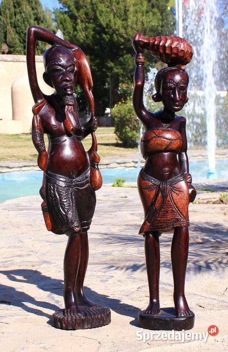 Figura kobiety i mężczyzny wyrzeźbione w akacji Mogilno