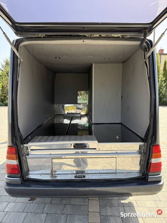 Samochód pogrzebowy Mercedes Benz 230E