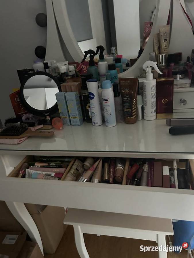 Toaletka Hermes Ikea z krzesełkiem i nakładanym
