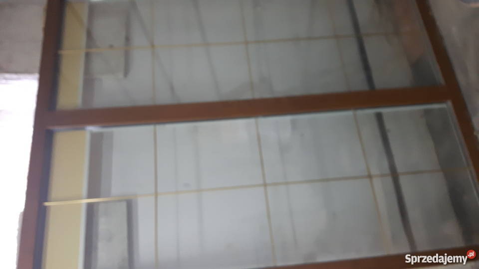 Okno nie otwierane ze złotym szprosem i roletą Rzgów