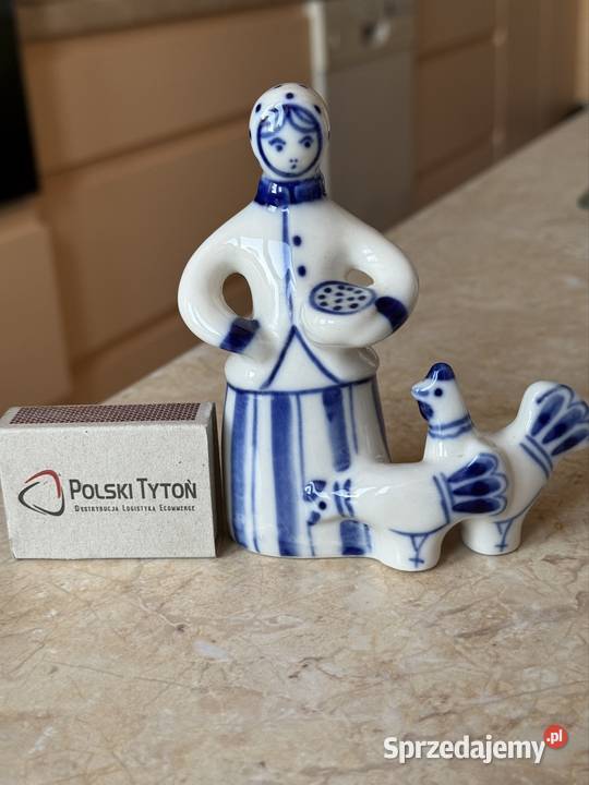 Figurka kobieta karmiąca kurę Mielec