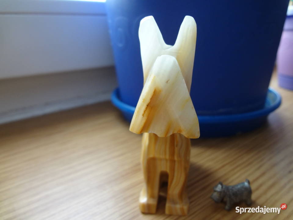 Terier piesek ozdoba z onyksu mały piesek dolnośląskie