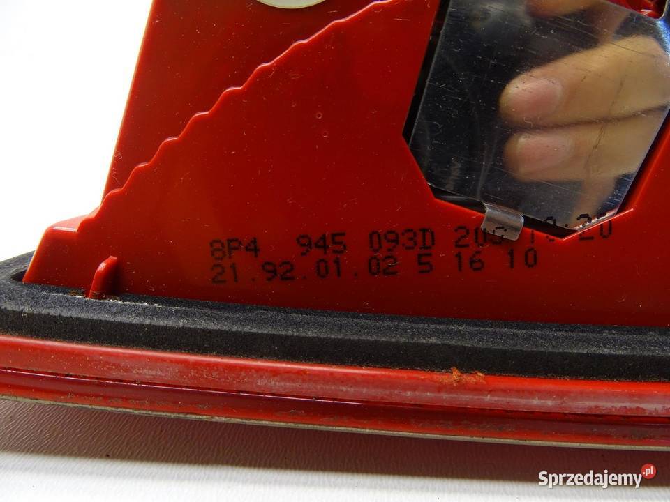 LAMPA LEWA LEWY TYŁ TYLNA W KLAPE 8P4945093D