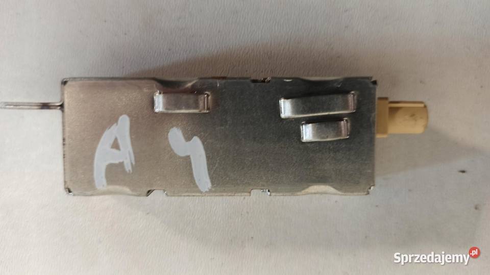 WZMACNIACZ ANTENOWY 8K5035225AC AUDI A4 B8 Panele sterowania, przełączniki
