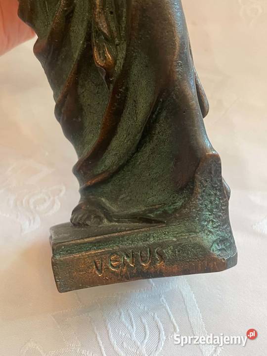 Posąg bogini Venus z metalu