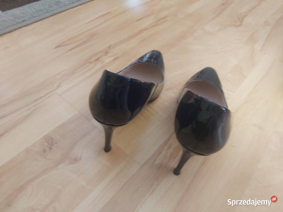 Sprzedam szpilki w kolorze granatu lakierki Łowicz