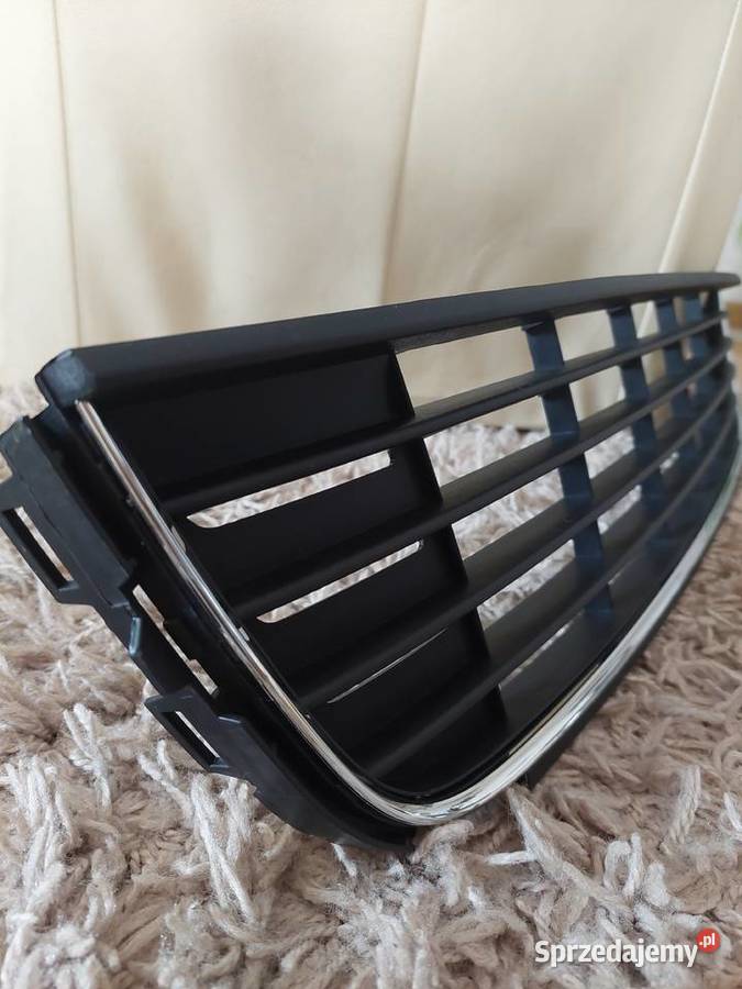 Atrapa kratka środkowa w zderzak chromowana osobowe