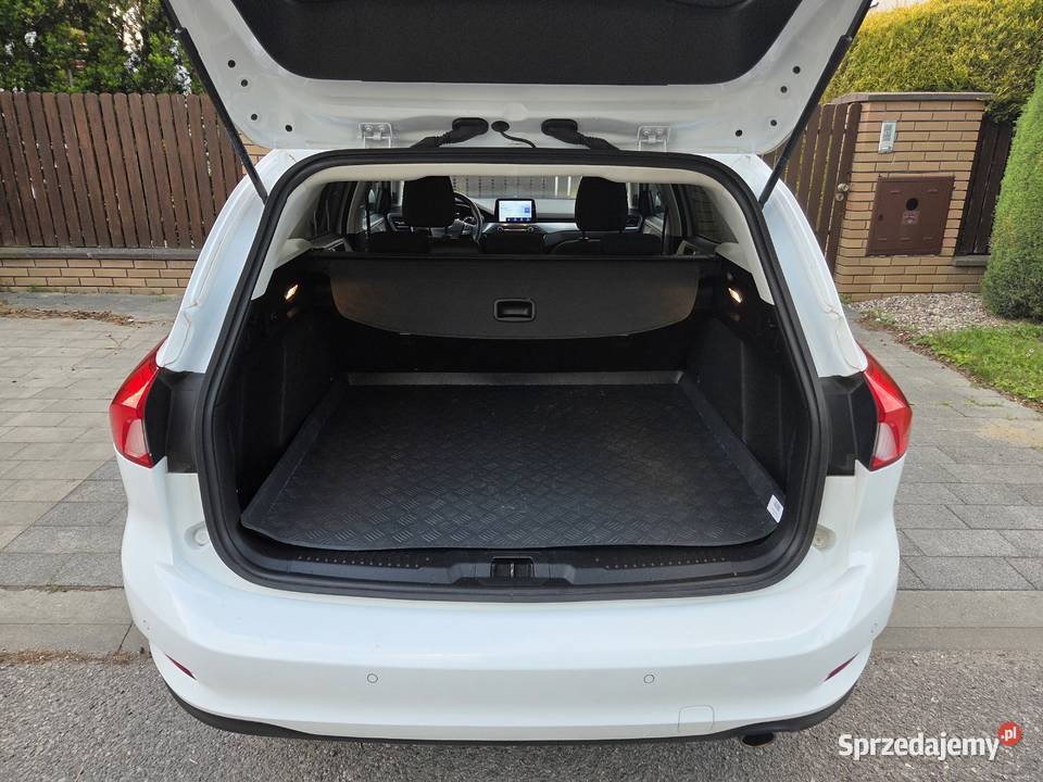 Piękny Ford Focus 2021 nadwozie kombi automat
