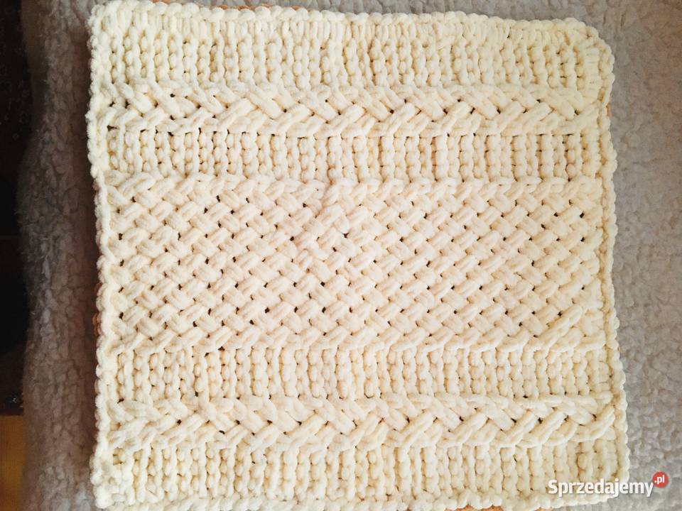 Poduszka z włóczki ze srebrną nitka lubelskie Annopol