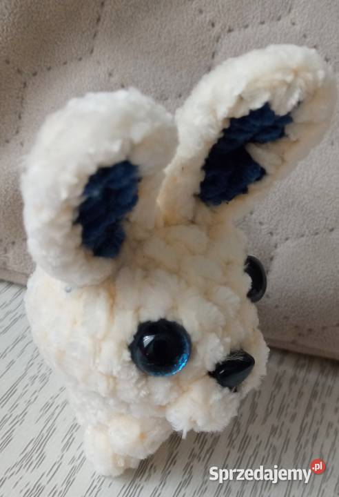 Króliczek wykonany na szydełku Łask