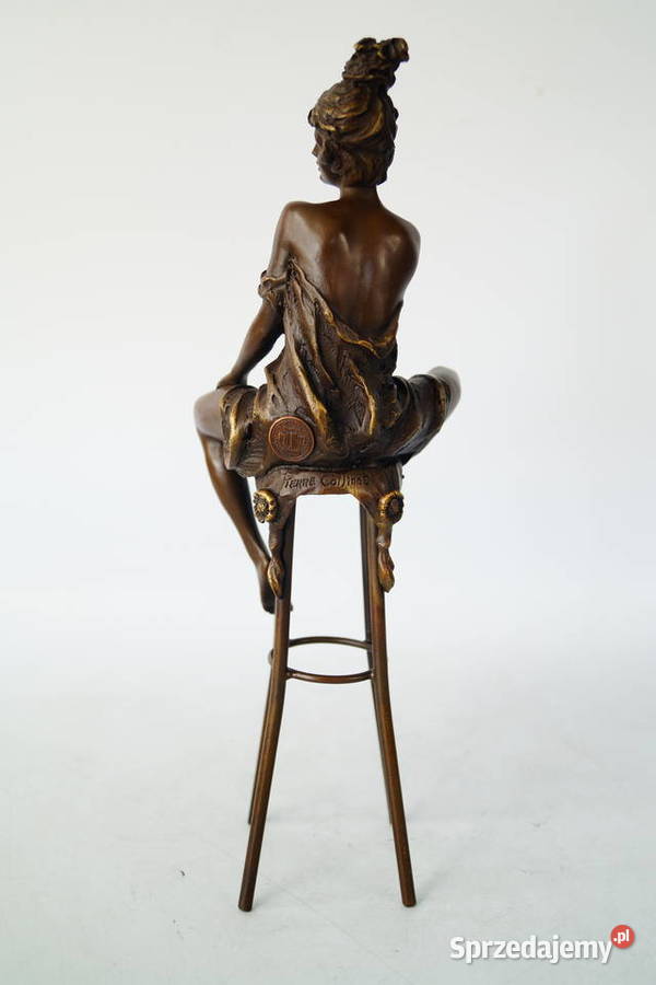 Kobieta siedząca na krześle zmysłowa figura z Antyki Antyki Gizałki