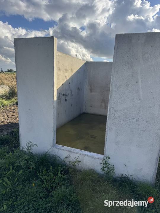 Piwnica ziemianka z płaskim dachem kurnik Wierzbica