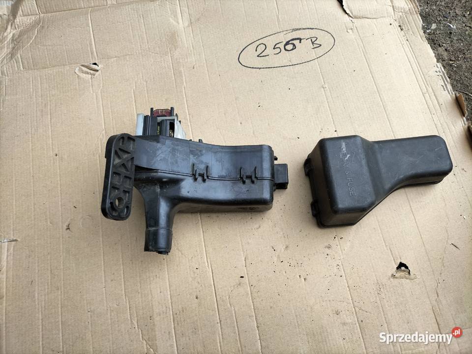 TOYOTA AVENSIS T25 20 D4D SKRZYNKA BEZPIECZNIKÓW osobowe Skrzynki bezpieczników sprzedam