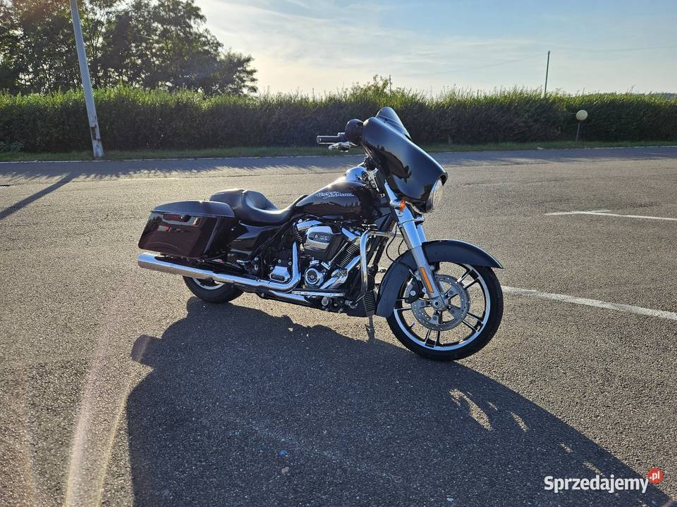 Harley Davidson FLHX Street Glide 2019r 28000 benzyna Bucz