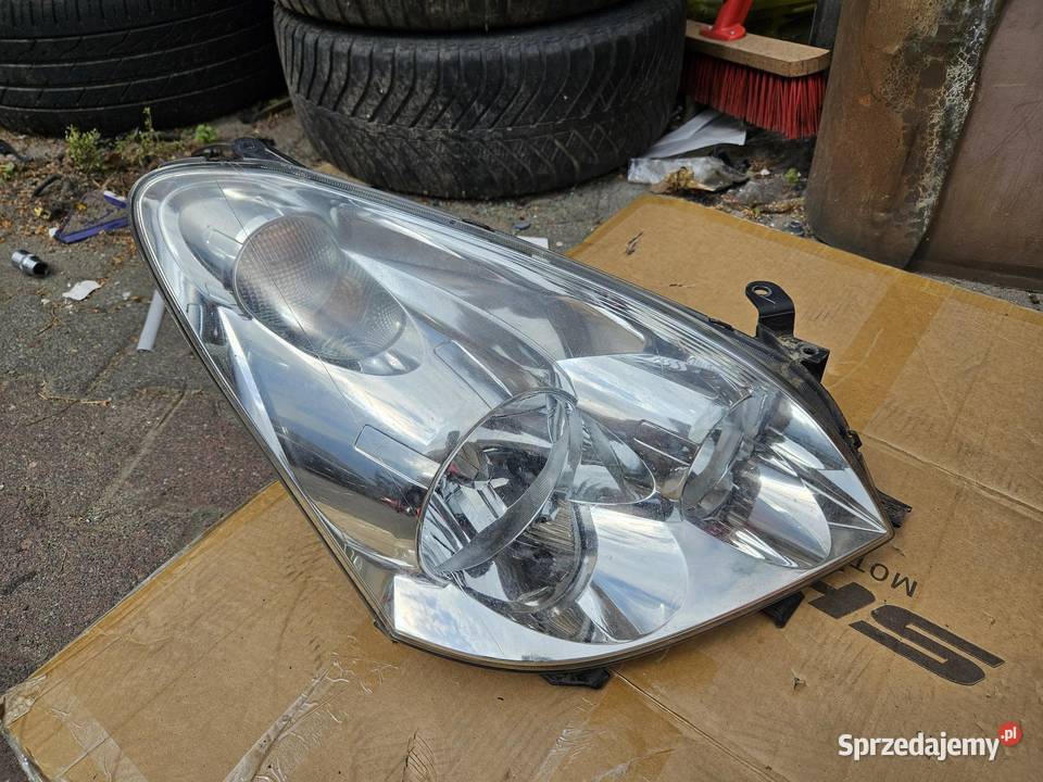 LAMPA PRAWA PRZEDNIA PRZÓD TOYOTA COROLLA VERSO