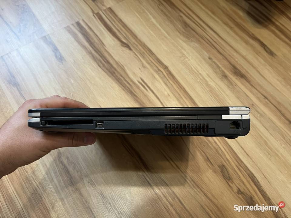 Stary laptop Fujitsu Siemens Amilo Pro V2030 Brzana