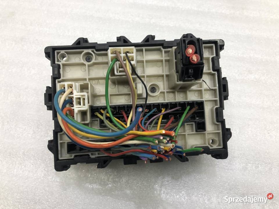 SKRZYNKA BEZPIECZNIKÓW NISSAN NP300