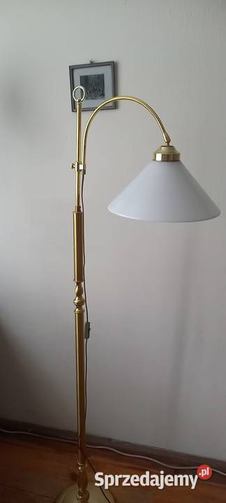 Lampa podłogowa z ruchomym ramieniem