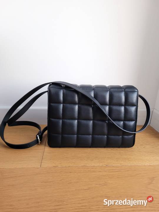Czarna mała torebka na ramię pikowana Liszki