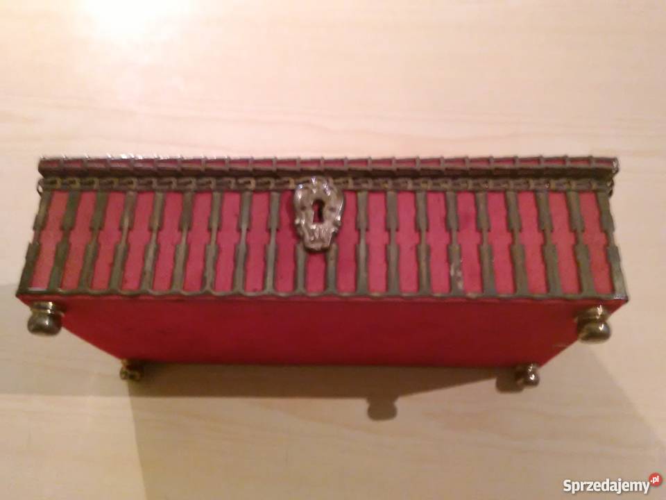 Szkatolka z czerwonego materialu zdobiona Piekary Śląskie