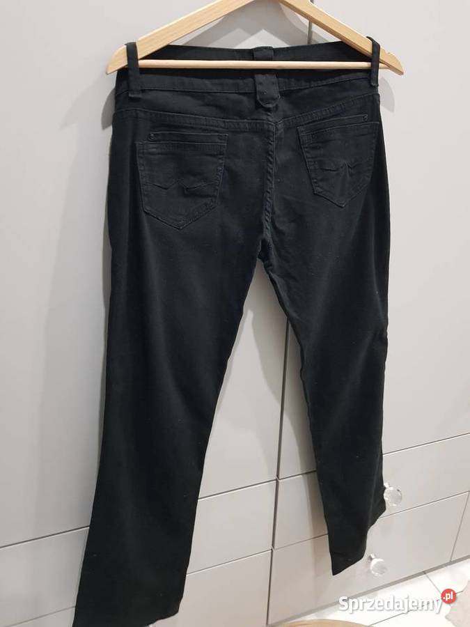 Damskie spodnie z czarnego jeansu