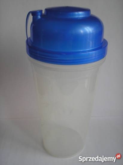 Plastikowy kubek z przykrywką z ustnikiem