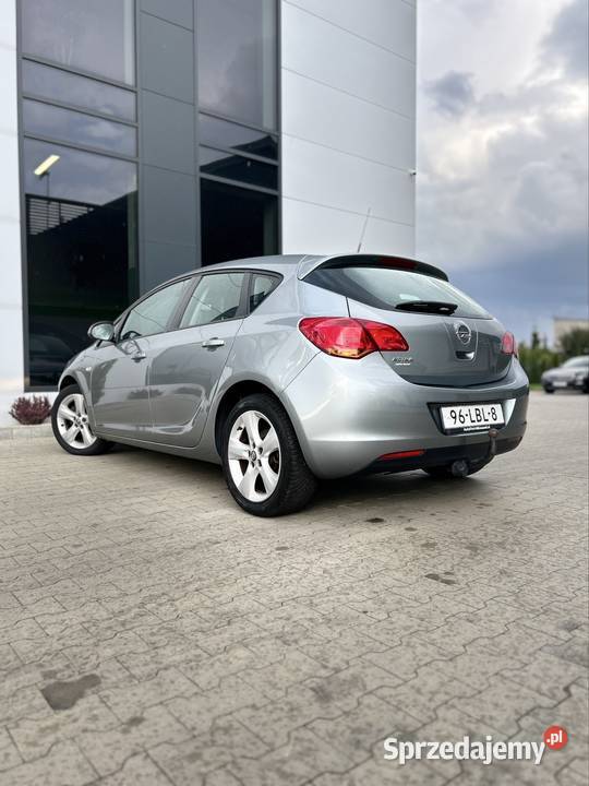 Opel Astra J 16 zwykła benzyna Klima 167 welurowa tapicerka lubelskie Puławy