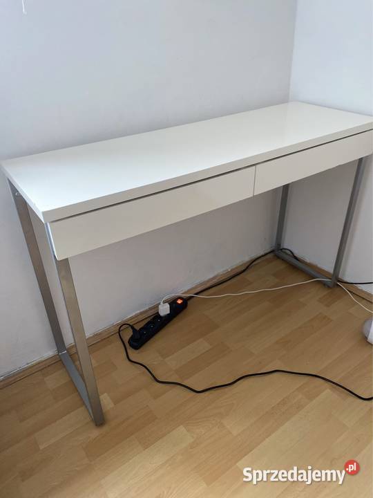 Białe biurko