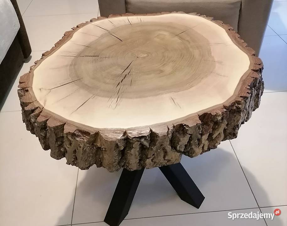 Stolik z plastra drewna.