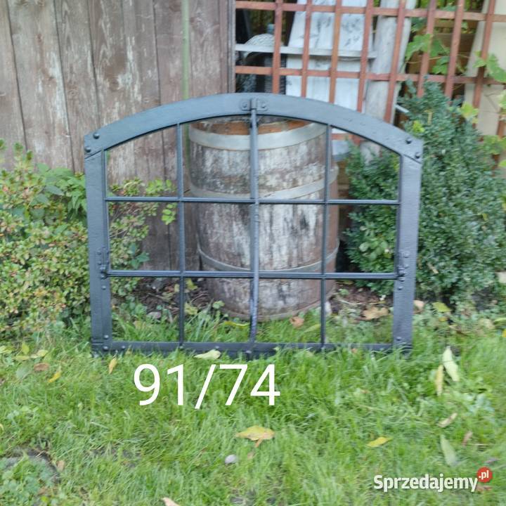 Stare metalowe okno Budry