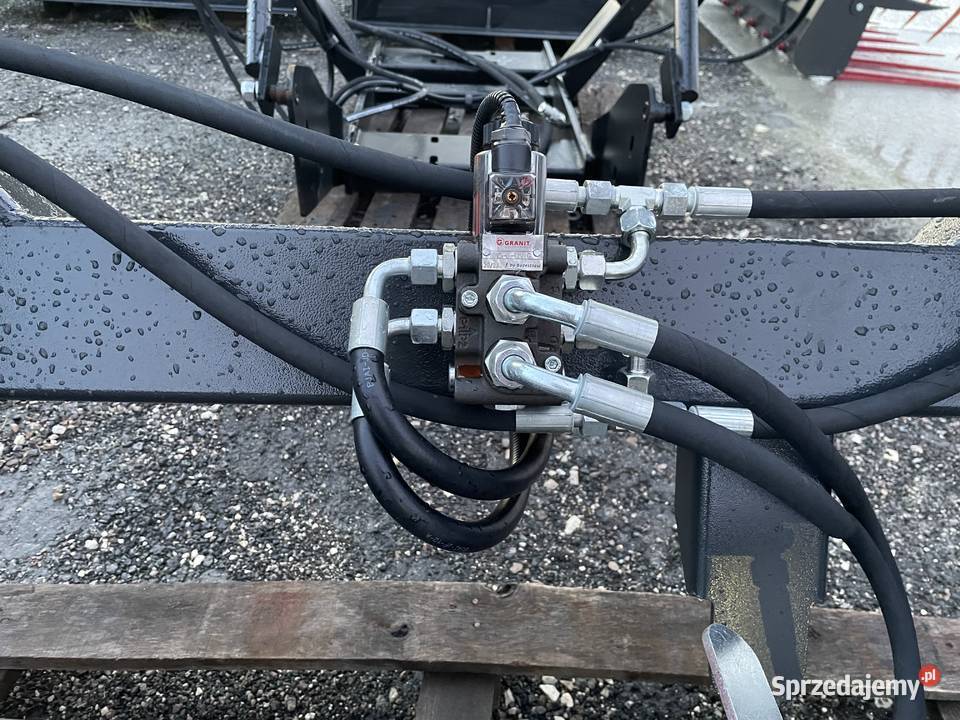 Ładowacz czołowy firmy Agrosped model V700 Krosno Odrzańskie