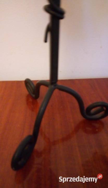 Świecznik metaloplastyka