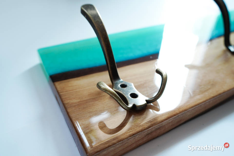 Wieszak ścienny turkusowy z drewna i żywicy 89.8cm