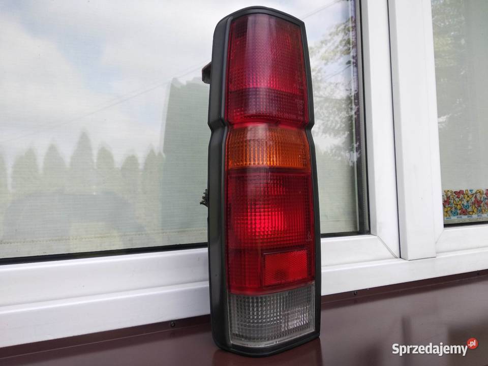 Nissan Navara D21 King Cab lampa tył tylna lewa Lampy tylne Sieradz