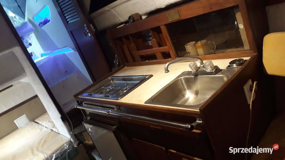 Sprzedam łódź motorowa kabinowa do remontu Rok produkcji 1989